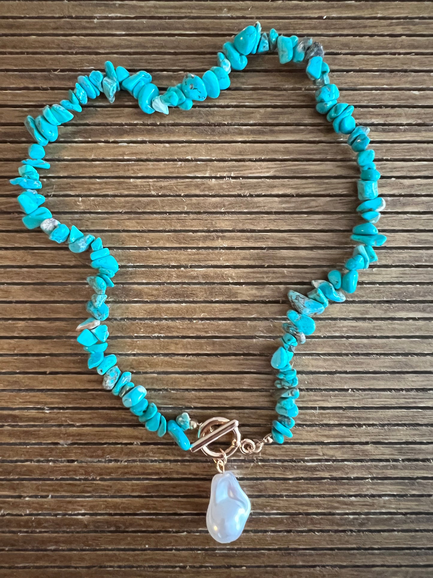 Turquoise stone necklace with pearl pendant and toggle