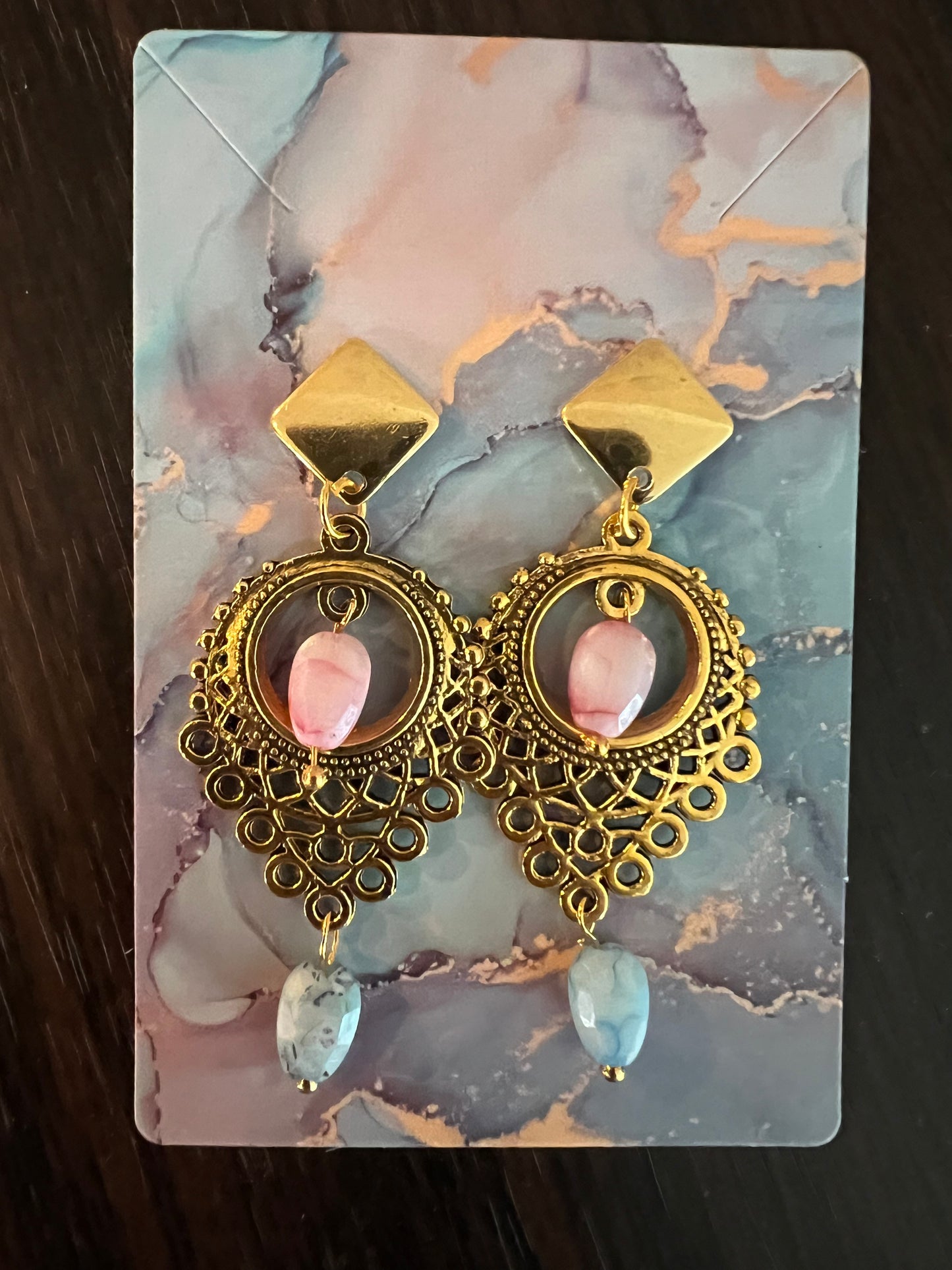 Golden baroque drop earrings with roasted glass pendants in multicolor