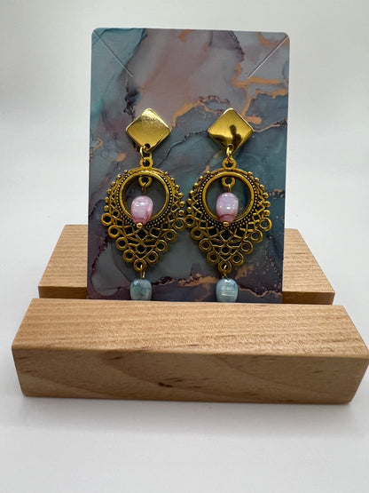 Golden baroque drop earrings with roasted glass pendants in multicolor