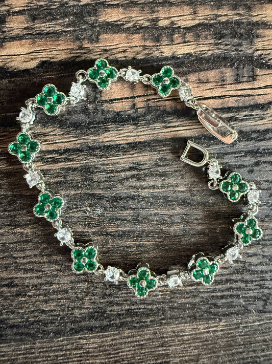 Green Clover Dainty Silver Bracelet 6.5 Inches Clasp