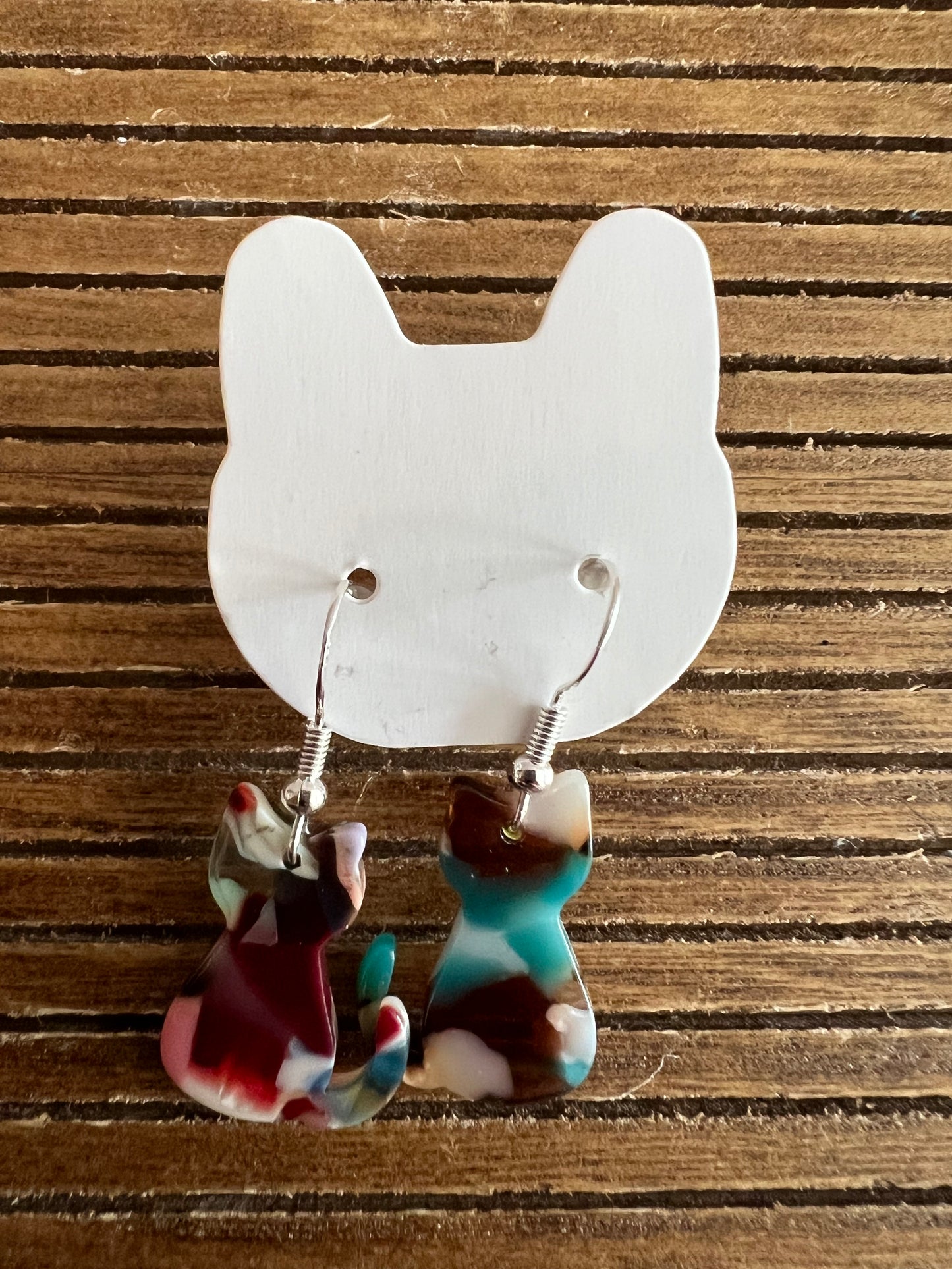 Cat-shaped drop earrings in mystery color