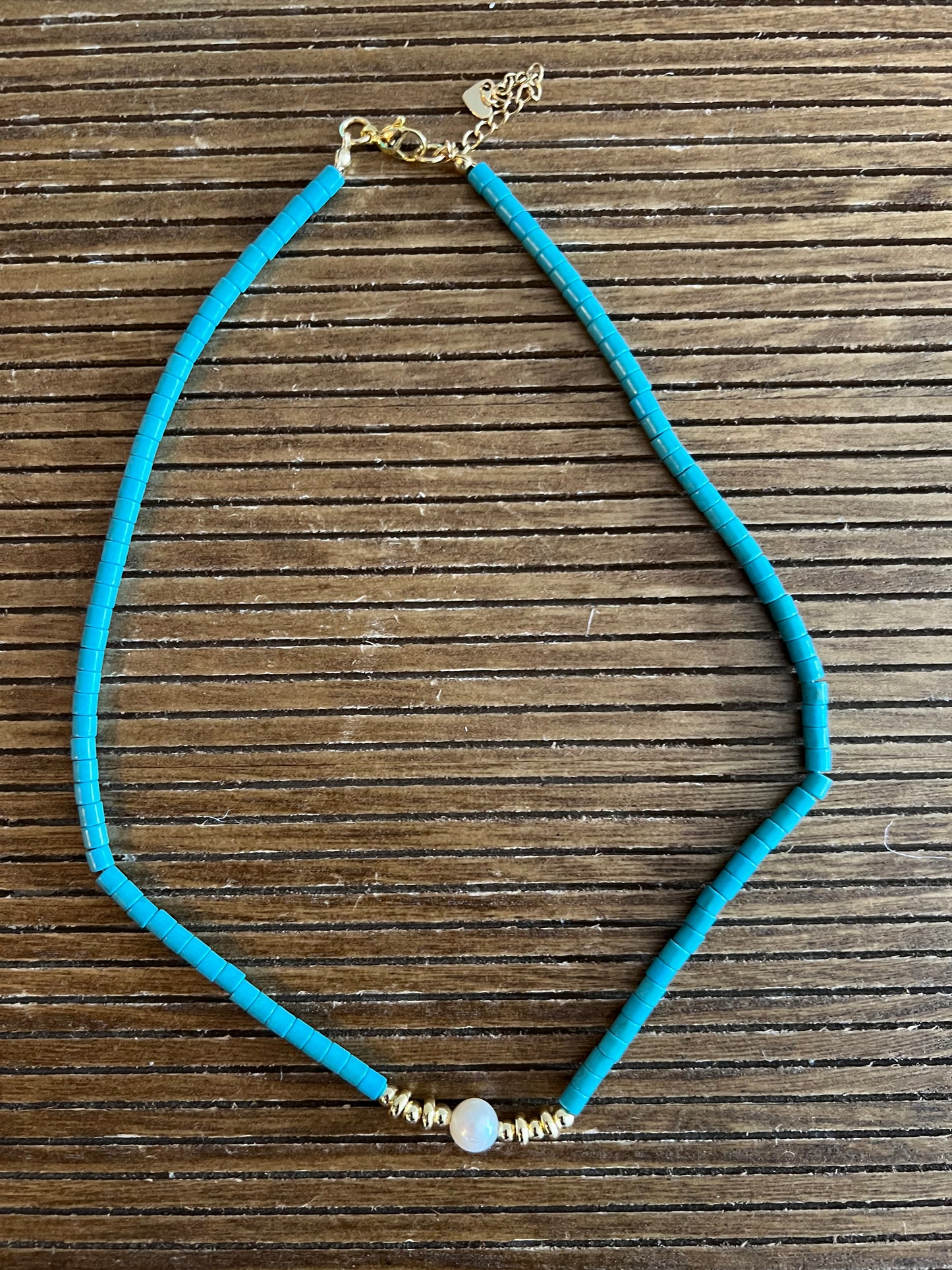 Turquoise beaded necklace with pearl detail